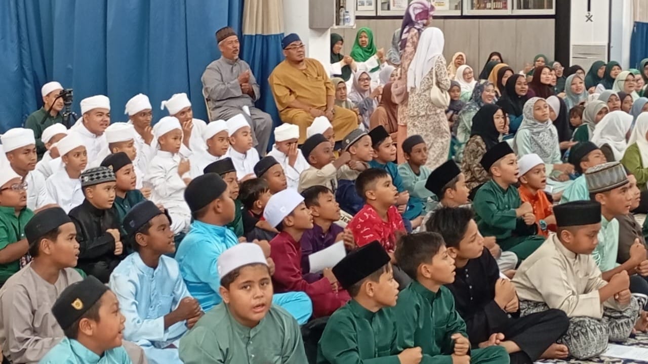 Local women taking part in Tautan Hati, Selawat and Qasidah